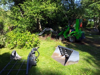 AVANT 420 kaivuri,mullan ja hiekan tasoitusrauta, kauha.